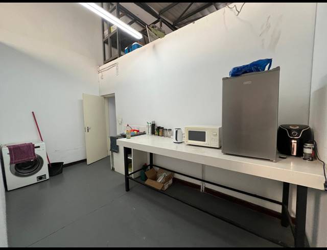 270M² WAREHOUSE TO LET IN LASER PARK
